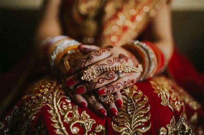 कम जेवर देख भड़क उठी दुल्हन, तो दूल्हे के सगे-संबंधियों को ही बनवा लिया बंधक, जानिए क्या है पूरी कहानी​​​