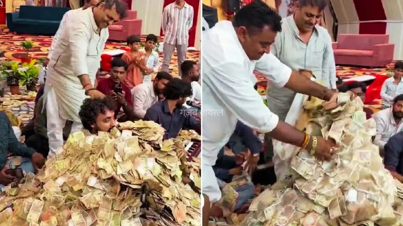 भजन कार्यक्रम में पैसों की बारिश..! नोटों के ढेर में दब गया सिंगर